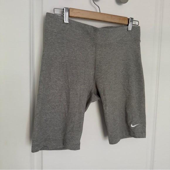 Nike Sportswear Essential Bike Shorts size L - Picture 3 of 5